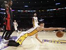 Po míi se vrhá Jeremy Lin z Los Angeles Lakers. Faulující Terrence Ross z...