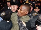 Policie v New Yorku zatýká jednoho z demonstrant (5. prosince 2014).