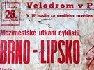Plakáty ze edesátých let se objevily u brnnského Moravského námstí.