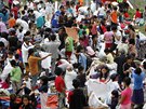 Lidé v jednom z evakuaních center v Manile si vybírají obleení z...