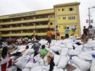Dti ped jedním z evakuaních center v Manile si hrají na pytlích s obleením...