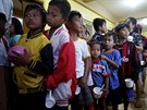 Filipínské dti evakuované ped tajfunem ekají na výdej jídla v jednom ze...
