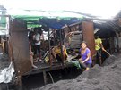 Obyvatelé vesnice Sabang leící jin od Manily odklízejí písek, který s sebou...