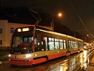 Kolona odstavených tramvají linek íslo 11 a 6 v Nuselské ulici v Michli