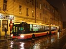 Tramvaje nahrazují postupn autobusy. Autobus linky X11 v Nuslích.