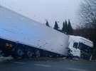 Pohled z automobilu na havarovaný kamion na zledovatlé vozovce R56 mezi...