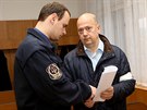 Údajný éf ostravské tabákové mafie Emil Podhorný ped zahájením jednání na...