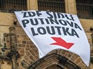 Protest proti prezidentovi Miloi Zemanovi ml formu transparentu visícího z...
