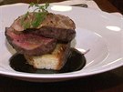 Steak Rossini pipravovaný v restauraci La Finestra in Cucina