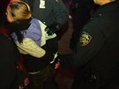 Policisté odvádjí spoutanou dívku pi protestech v New Yorku. (3. prosince...