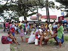 Filipínci se pipravují na cestu do jednoho z evakuaních center v Taclobanu