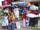Filipínci ekají na píjezd evakuaního vozu, který je má dopravit do nkterého