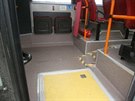 Uvnit minibusu je i místo pro koárek i invalidní vozík.