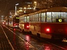 Namrzlé trolejové vedení zpsobilo kolaps tramvajové dopravy v Praze.