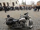 Posledního rozlouení s Petrem Hapkou se zúastnili i motorkái (Praha,