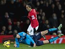 PÁD A SPRINT. Radamel Falcao z Manchesteru United uniká po souboji s Markem...