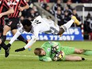 IPKA. Wilfried Bony ze Swansea skáe pes brankáe Queens Park Rangers Roberta