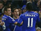 JE TAM. Eden Hazard (uprost�ed, Cesar Azpilicueta a Didier Drogba slaví gól