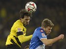 Mats Hummels (vlevo) z Dortmundu vyhrál hlavi�kový souboj se Svenem