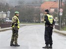 Policisté spolen s vojáky uzaveli silnici z Vlachovic na Haluzice a Slaviín.