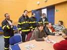 Pi evakuaci místních obyvatel do sokolovny ve Slaviín pomáhali i dobrovolní...