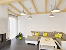 Obývací pokoj: stropní trámy jsou oeteny pírodním UV stabilním voskem a