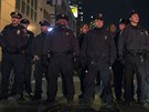 Policisté na Staten Islandu v New Yorku pihlíejí demonstraci proti...