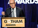 Herec Michael Keaton pijímá cenu za titulní roli filmu Birdman.