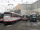 U tetí den v Olomouci stojí tramvaje, zamstnanci dopravního podniku se snaí...