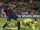 Luis Suárez z FC Barcelona se pokouí vybojovat mí na Kikovi Casillovi,...