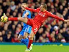 MÁM JEDNU NOHU TAK AKORÁT DLOUHOU. Lucas Leiva (vpravo) z Liverpoolu vas...