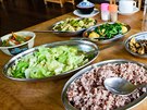 Typický ob�d v bhútánské �lep�í� restauraci p�edstavuje n�kolik misek s jídlem....