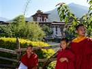 Mladí mni�i p�ed klá�terem v Punakha