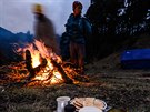 Ve�erní �aj u táboráku na treku