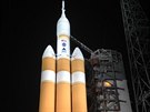 Kosmická lo Orion pipravená na raket Delta IV ke tvrtenímu startu z rampy...