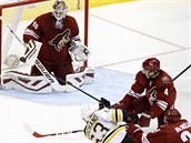 Brad Marchand z Bostonu se prosadil mezi dvojic Brandon McMillan, a Zbynk...