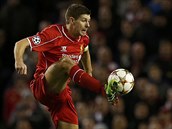 OPORA TMU. Kapitn Liverpoolu Steven Gerrard v zpase proti Basileji.