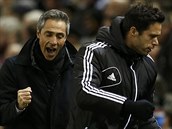 VBORN, HOI! Trenr fotbalist Basileje Paulo Sousa (vlevo) se raduje z glu...