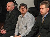 Obalovaní (zleva) Petr Budinský, Tomá Musil a Dalibor Hrabec v jednací síni...