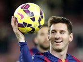 Lionel Messi z FC Barcelona si bere m, kterm zaznamenal hattrick v derby...