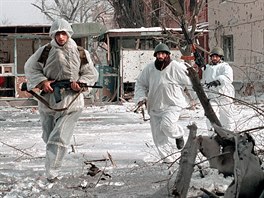 9 Chechen separatist fighters fleeing sniper fires, run 25 January 1995 in...