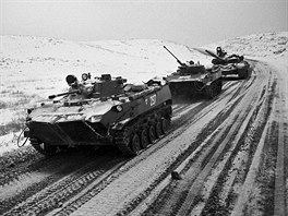 5 Chechnya. A column of armored vehicles. Photo / Sergei Velichkin  21. 12. 1994