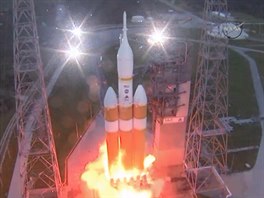 Start Orionu z kamery umístěné na odpalovací rampě