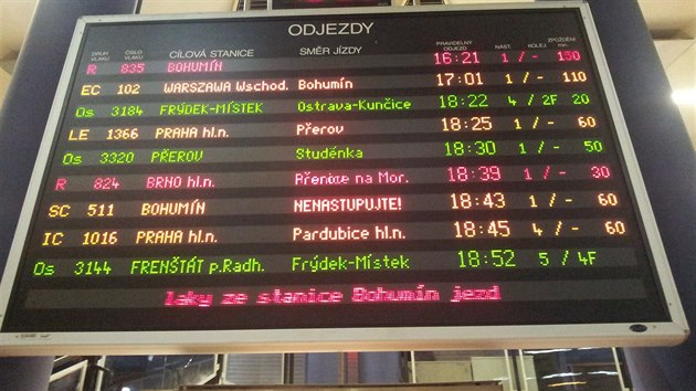 V Moravskoslezskm kraji nabraj vlaky obrovsk zpodn. Na fotografii tabule odjezd na ostravskm hlavnm ndra. (1. prosince 2014)