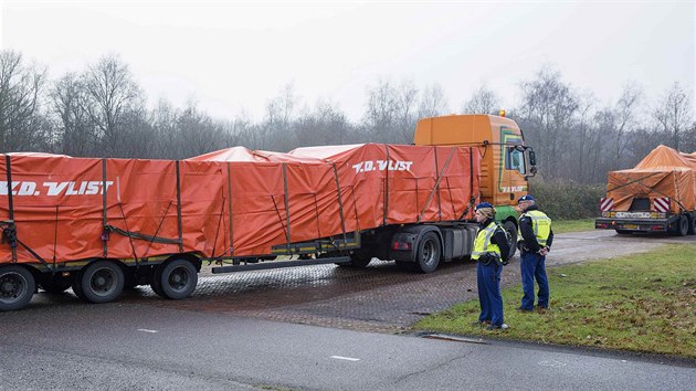Konvoj s troskami malajsijskho boeingu dorazil na nizozemskou zkladnu Gilze-Rijen (9. prosince 2014)