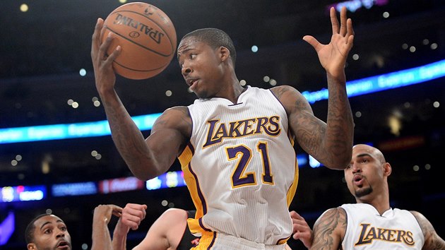 Odraen m ukoistil Ed Davis z LA Lakers.