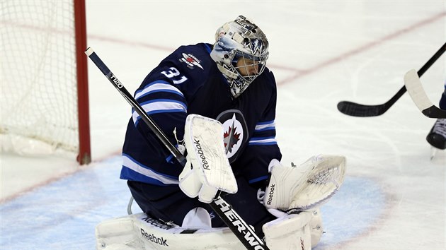 Branká Ondej Pavelec z Winnipegu v utkání s Edmontonem záil a byl vyhláen...