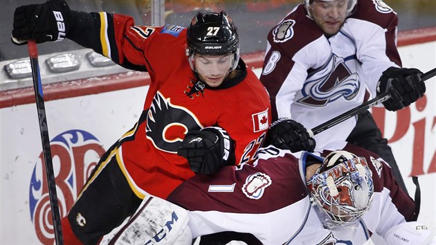 Sven Baertschi z Calgary dotr na branke Colorada Semjona Varlamova, ktermu pomh Jan Hejda.