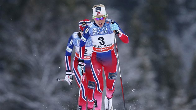 Therese Johaugová si bí v Lillehammeru pro,  stíbro, za ní uhání Heidi...