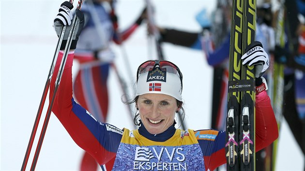 Marit Bjrgenov se raduje a usmv, v po vtzstv v minitour v Lillehammeru.
